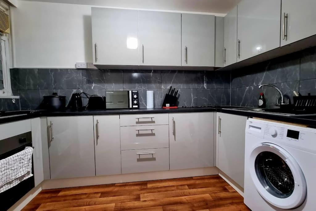 1 Bed Flat With Free Parking In E13 Apartment London Bagian luar foto